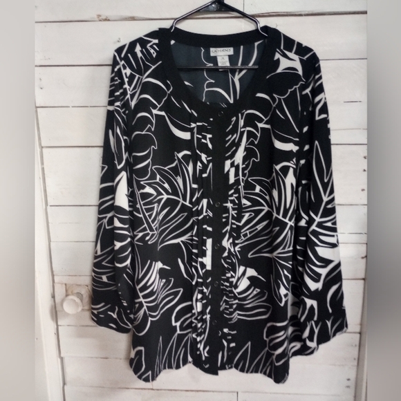 Catherine's Plus Size 1X Button Down Floral Tropical Print Long Sleeve Top - Picture 1 of 8